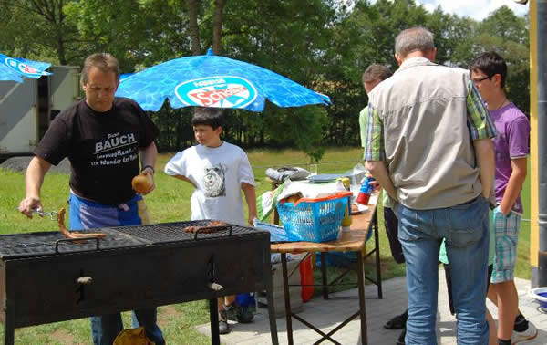 Blick auf'n Grill mit den letzten Würstchen